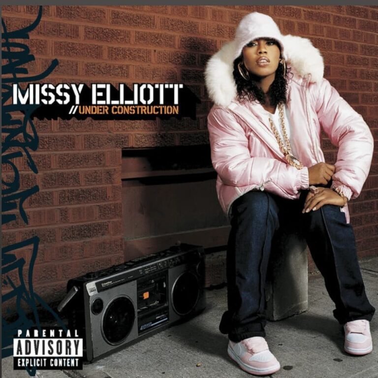Capa de disco de Missy Elliott, com jaqueta rosa, gorro e um rádio ao lado.