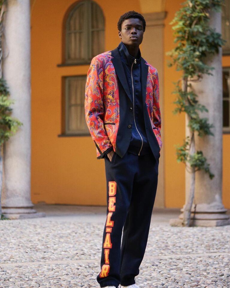 Blazer estampado em vermelho e laranja com calça preta, em Um Maluco no Pedaço.