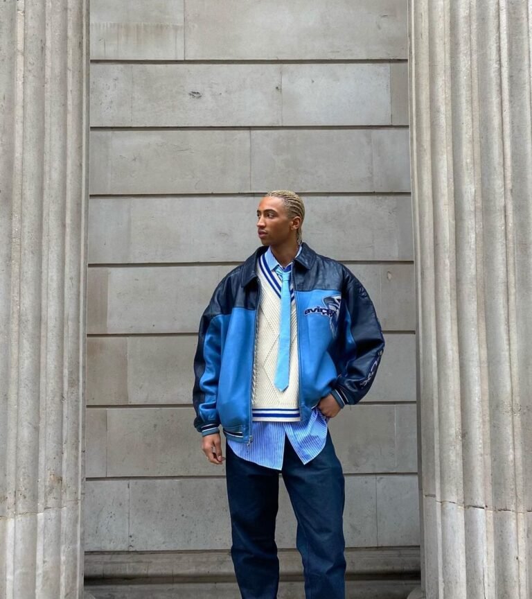 Jaqueta, camisa e calça jeans em diferentes tons de azul.