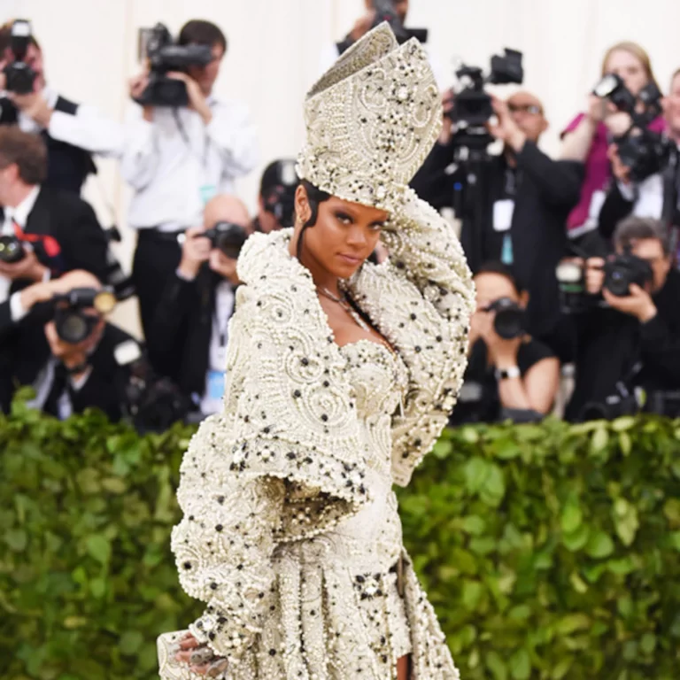 Look branco bordado com adorno alto na cabeça no tapete do Met Gala.