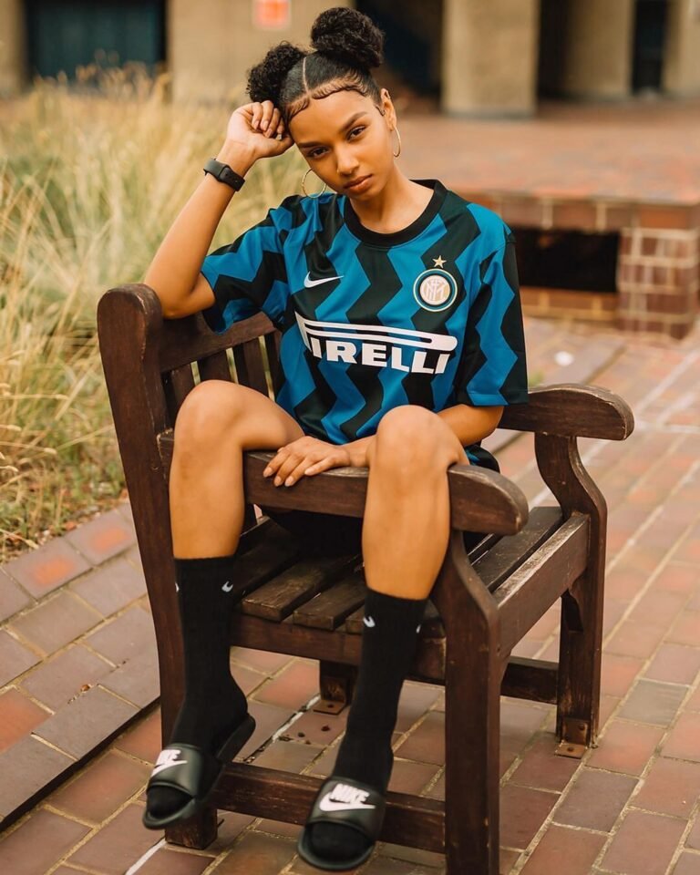Camisa azul e preta da Inter de Milão usada com shorts, meias e sapatos pretos.