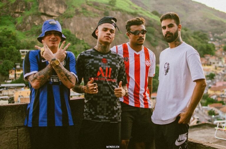 Grupo com camisetas de futebol de diferentes clubes em uma fotografia ao ar livre.