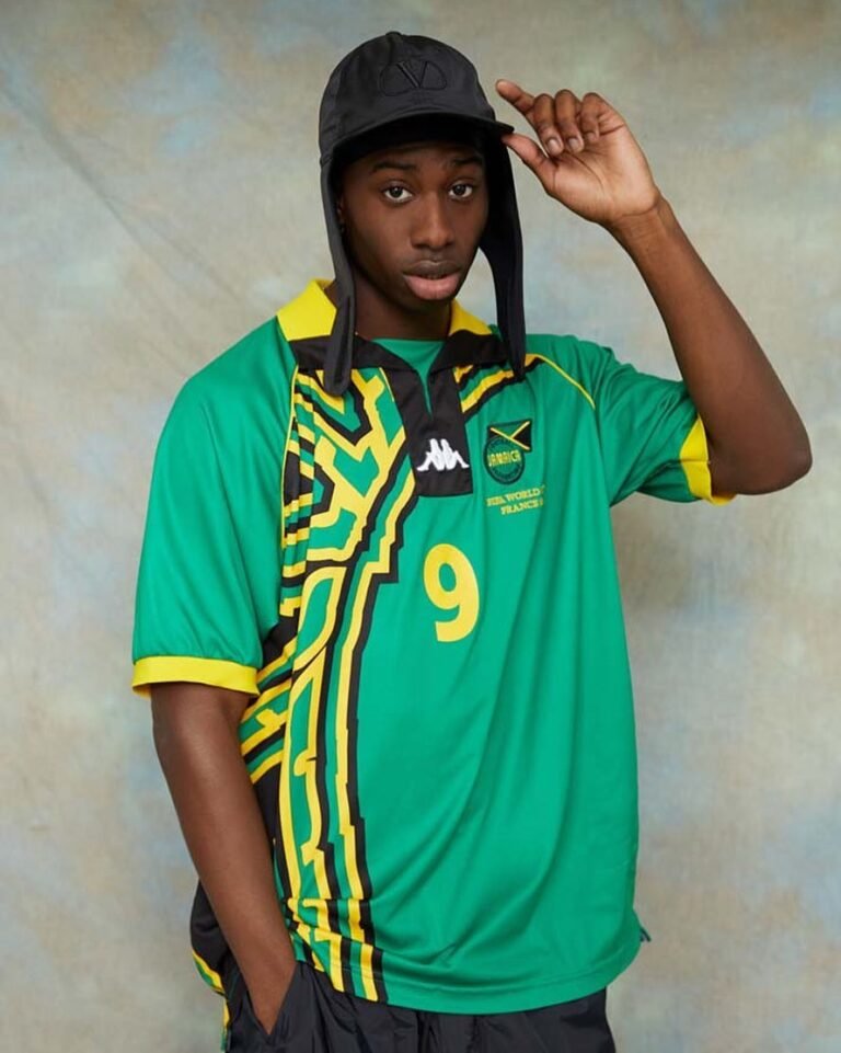 Camiseta verde da seleção brasileira com o número 9, usada com boné preto.