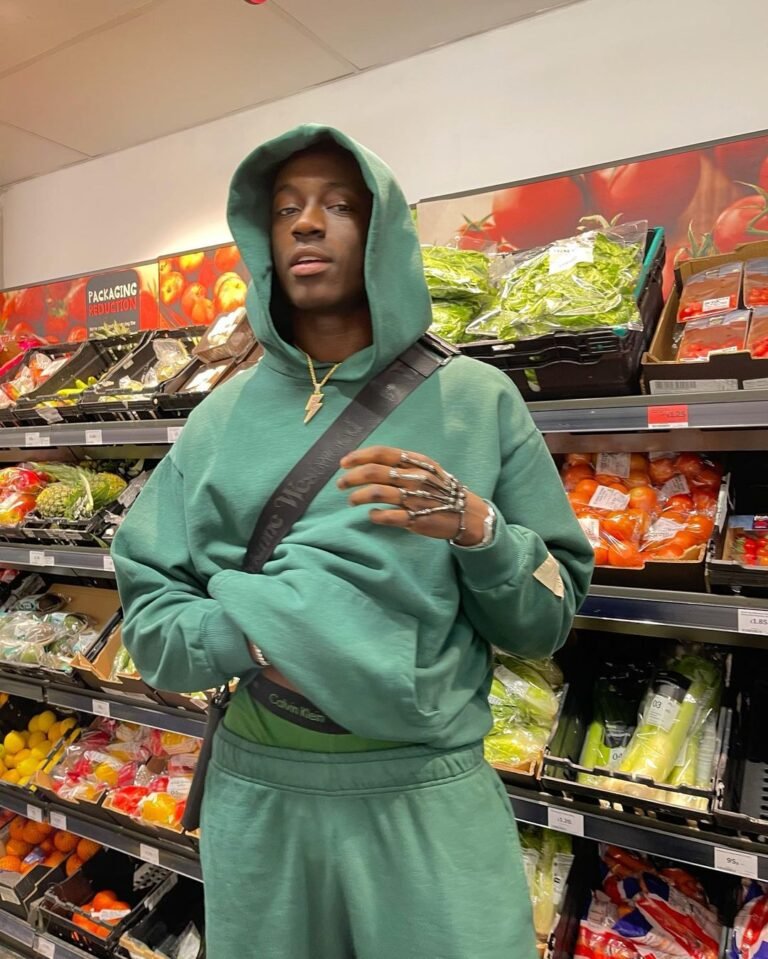Conjunto verde de moletom com capuz em um corredor de supermercado.