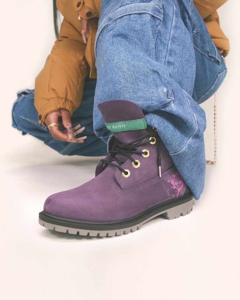 Bota Timberland roxa usada com jeans de lavagem clara.