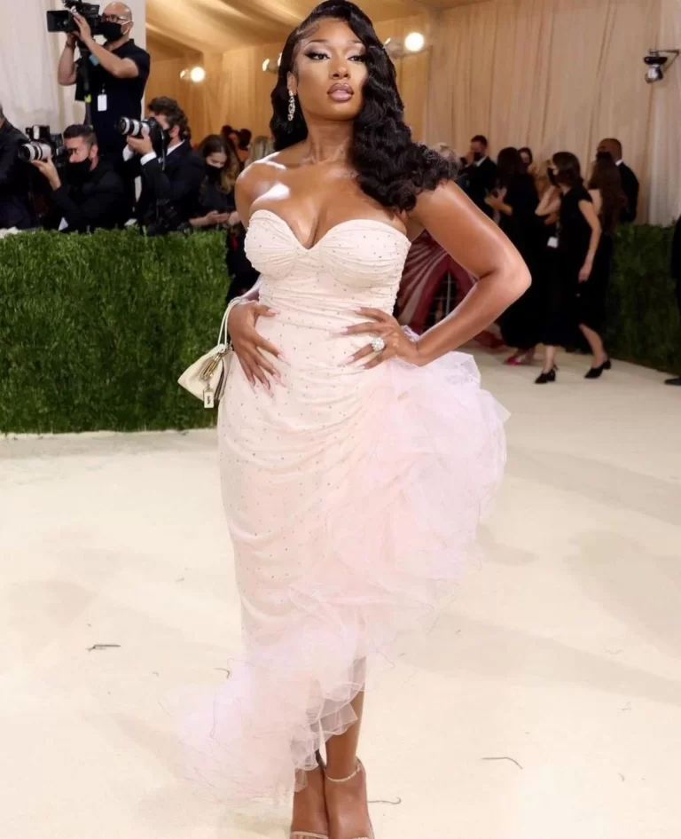 Megan Thee Stallion com vestido rosa-claro no Met Gala 2021.