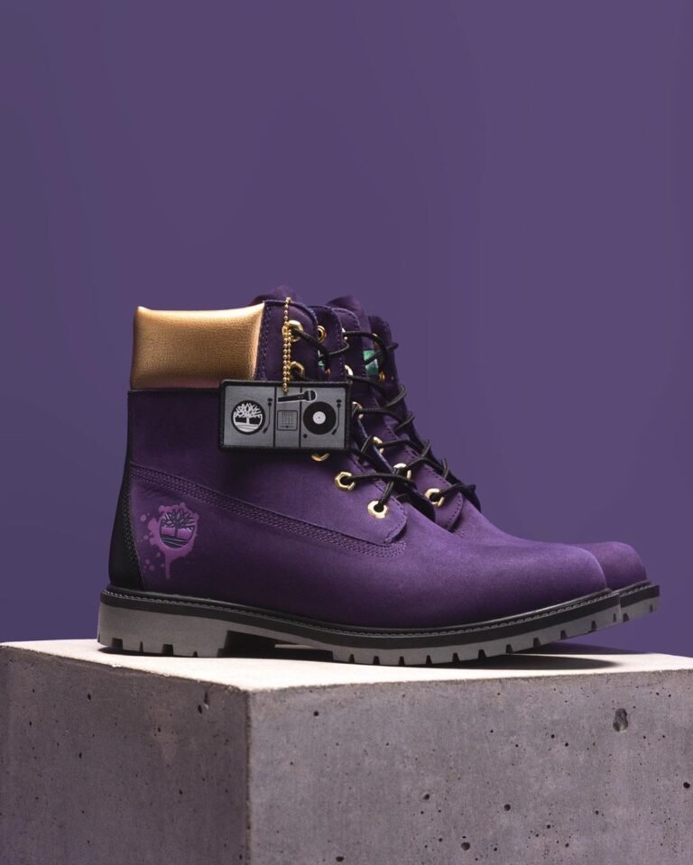Bota Timberland roxa com a inscrição de cinquenta anos na lateral.