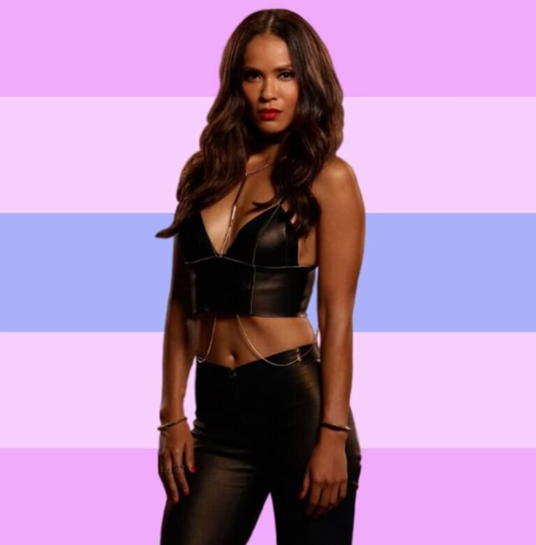 Mazikeen, de Lucifer, com top e calça pretos diante de um fundo colorido.
