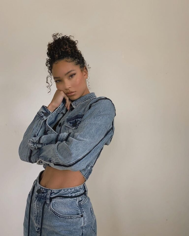 Jaqueta cropped e calça jeans no mesmo tom de azul.