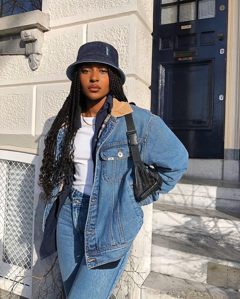 Jaqueta jeans com gola clara combinada com calça jeans e chapéu bucket.