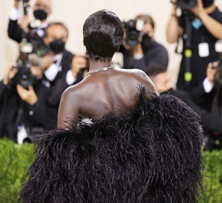 Casaco preto de plumas fotografado de costas no Met Gala 2021.