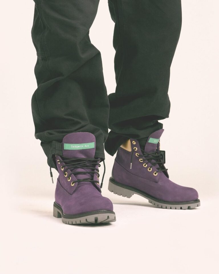 Botas Timberland roxas combinadas com calça escura e meias verdes.