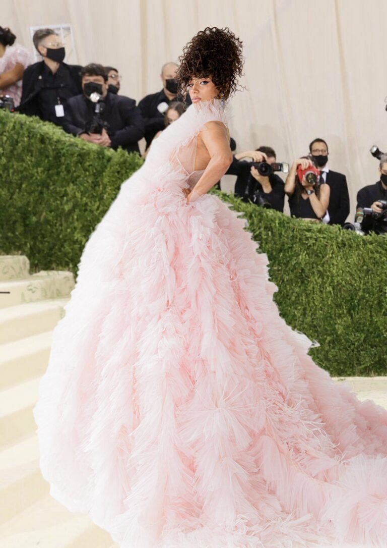 Vestido de tule rosa com cauda longa e cabelo preso no Met Gala 2021.