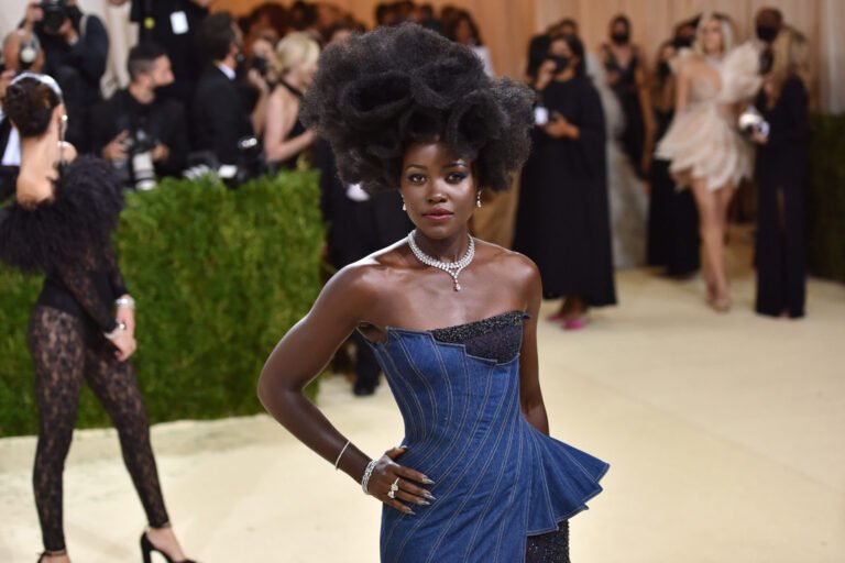 Vestido azul de corpete estruturado usado com colar no Met Gala 2021.
