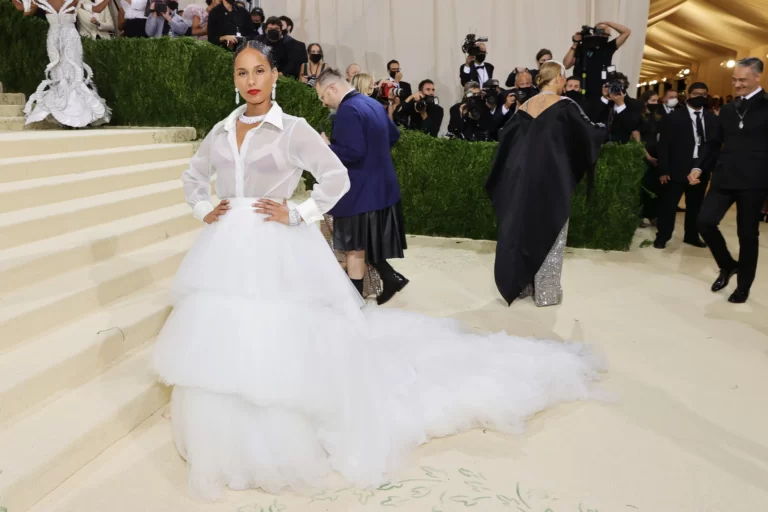 Vestido branco de saia volumosa e camisa de manga longa no Met Gala 2021.