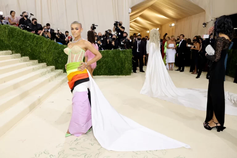 Look com faixa colorida na cintura e cauda rosa no Met Gala 2021.