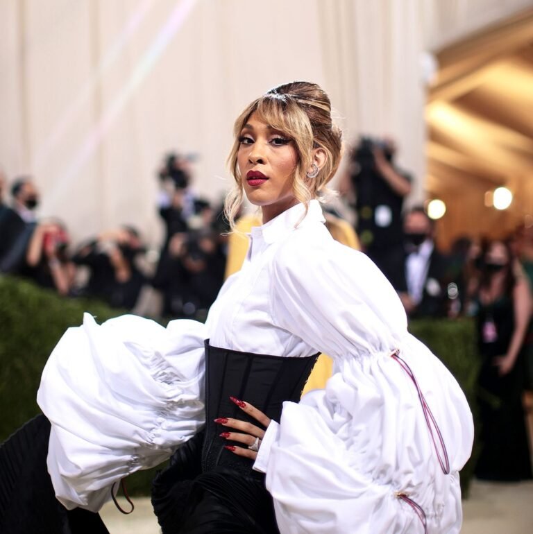 Camisa branca de mangas volumosas com corpete preto no Met Gala 2021.