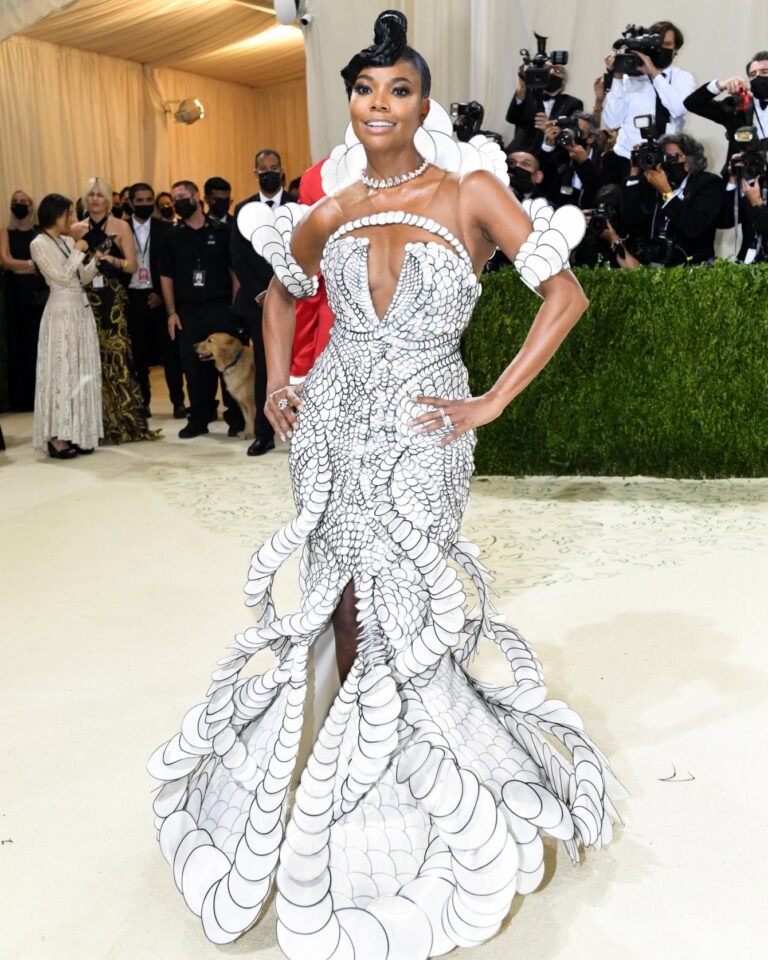 Vestido branco com bordados prateados e mangas volumosas no Met Gala 2021.