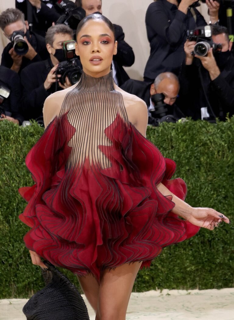 Vestido de babados vermelhos com parte superior transparente no Met Gala 2021.