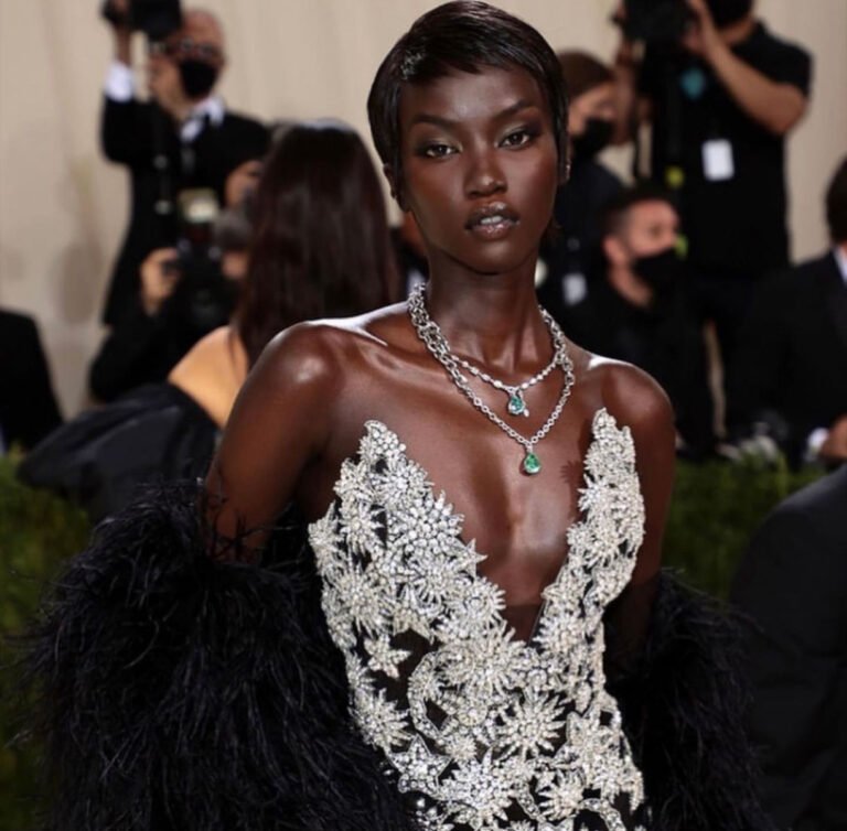 Vestido preto com bordados prateados e joias verdes no Met Gala 2021.