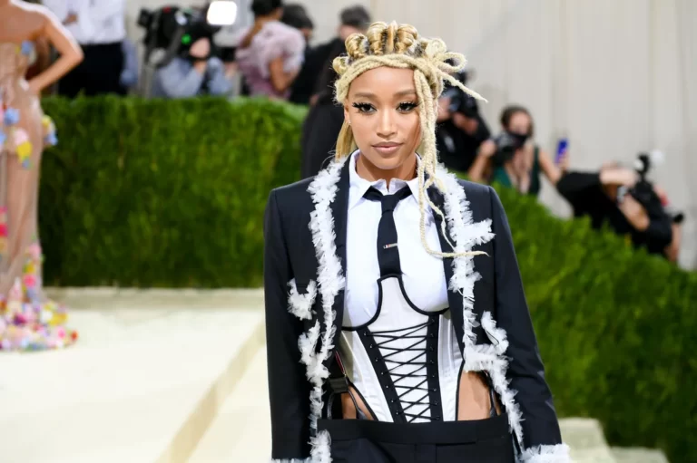 Look preto e branco com chapéu e tranças longas no Met Gala 2021.