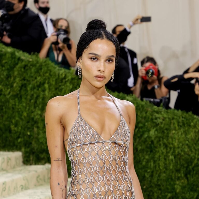 Vestido de alças finas bordado com pedrarias no Met Gala 2021.