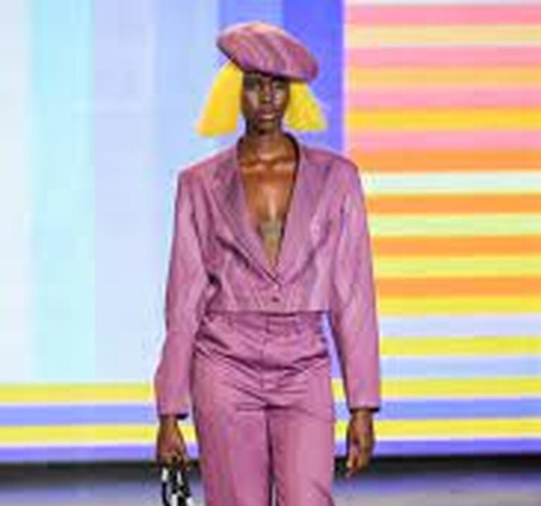 Terno rosa com turbante e detalhes amarelos na passarela da Labrum.