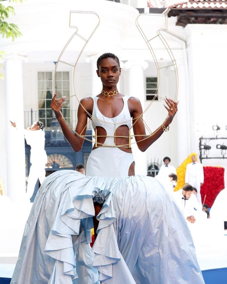 Vestido branco da Pyer Moss com uma estrutura de arame em torno dos braços.