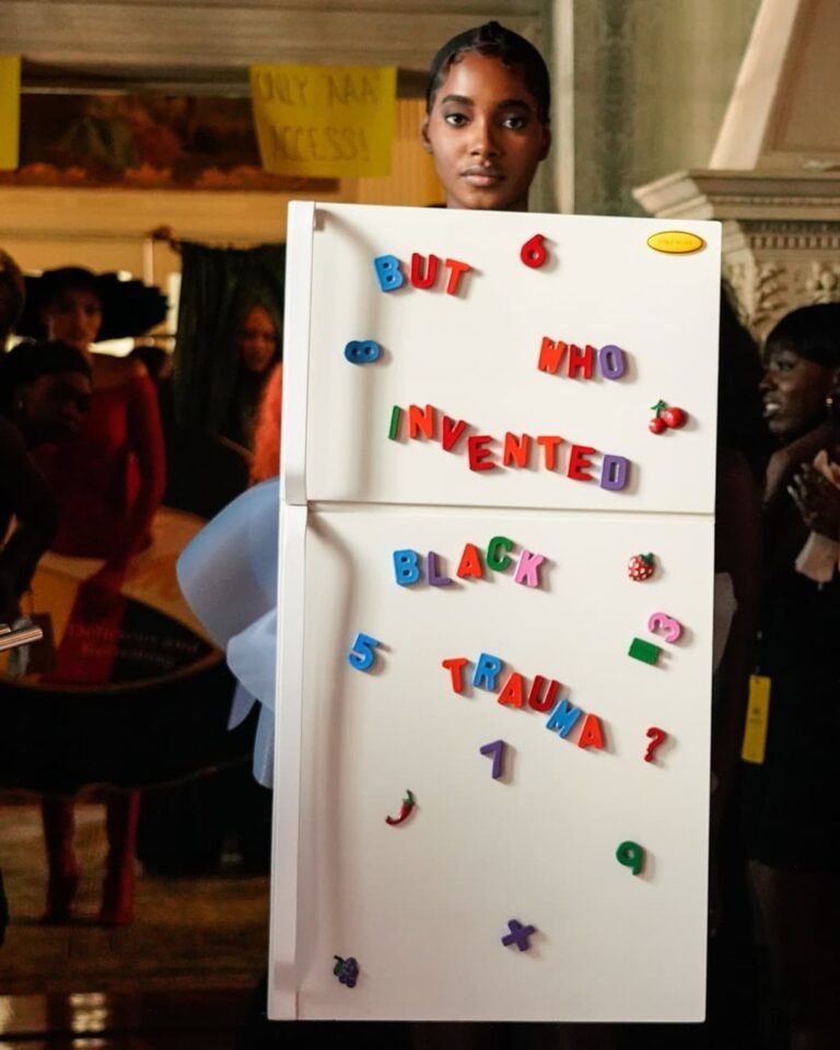 Look da Pyer Moss em forma de geladeira com a frase “Who invented black trauma?”.