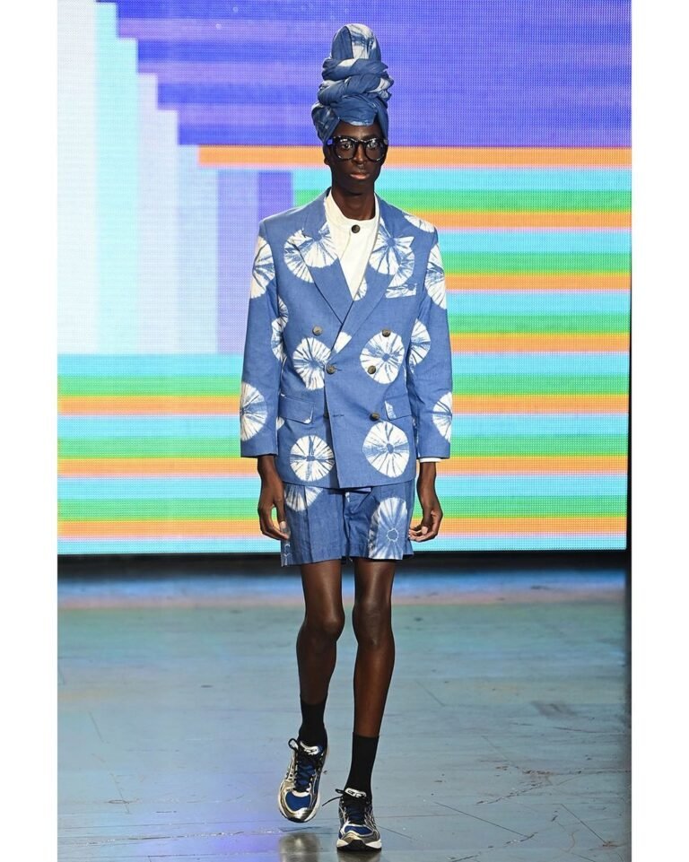 Conjunto azul estampado com turbante na apresentação da Labrum.