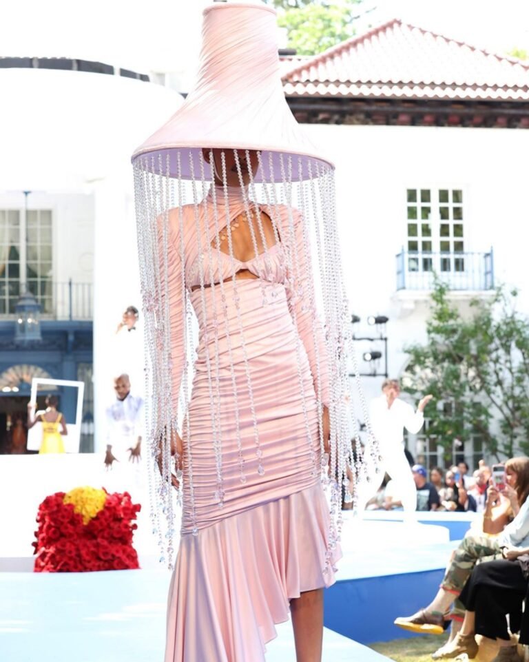 Vestido rosa da Pyer Moss com estrutura que remete a um abajur.