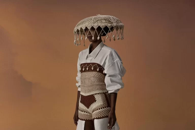 Look com camisa branca, crochê e chapéu amplo na apresentação de estilistas negros na SPFW.