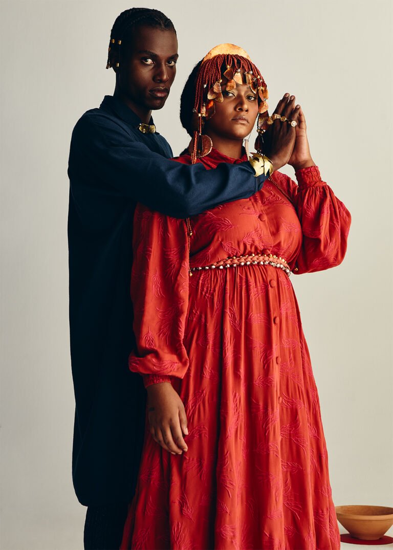 Dois modelos com roupas azul-escura e vermelha na apresentação da Naya na SPFW.