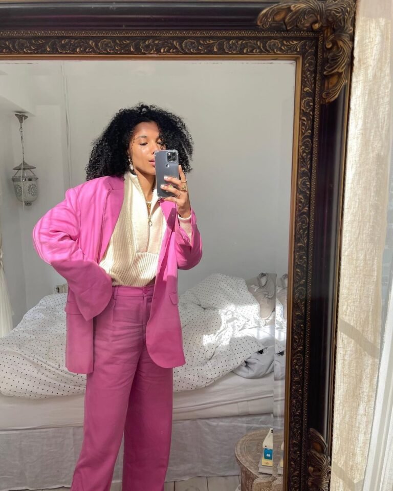 Terno rosa com camisa clara em uma selfie diante do espelho.