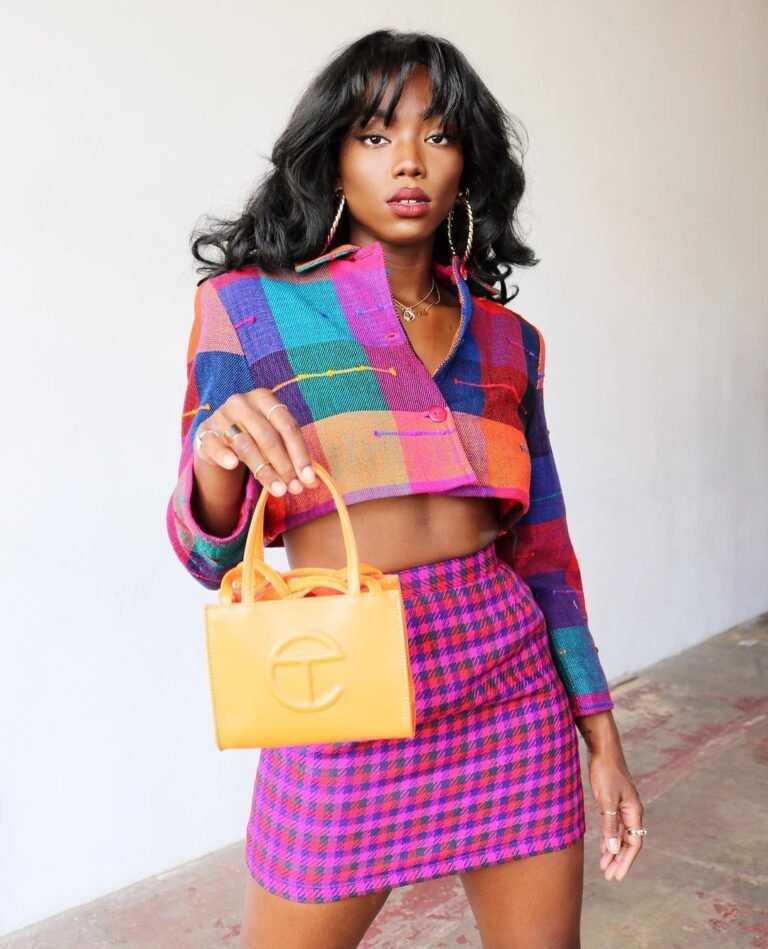Conjunto de top e saia xadrez colorido, combinado com uma bolsa amarela.