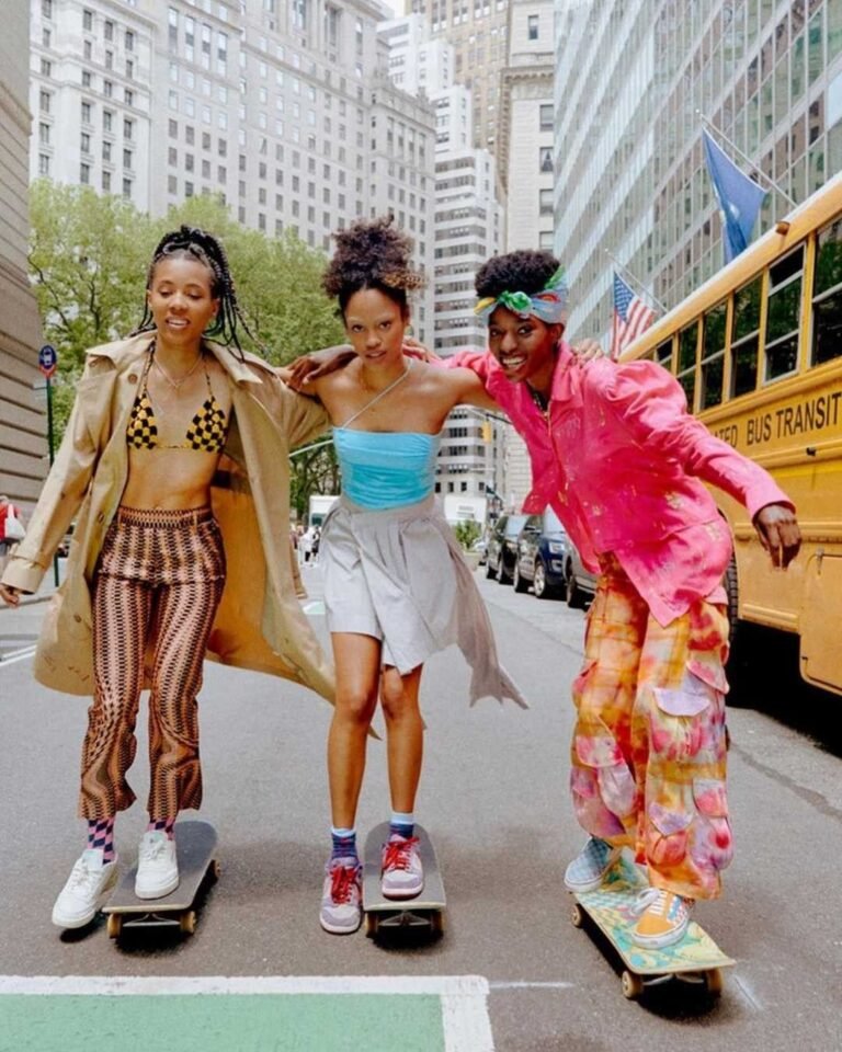 Indigo, Janay e Honeybear, de Betty, com roupas casuais e tênis em uma rua.