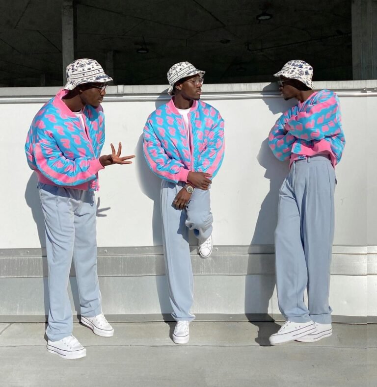 Três poses com moletom rosa e azul, jeans claros, tênis brancos e chapéu bucket.