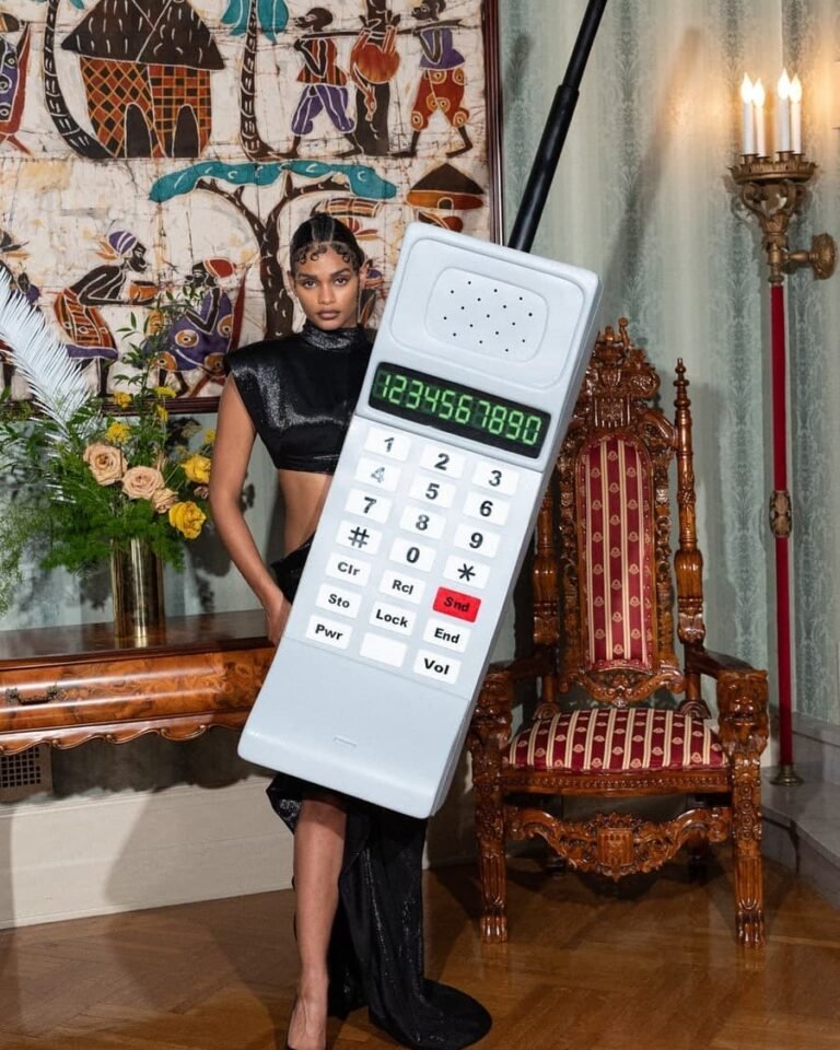Modelo da Pyer Moss veste uma escultura em forma de telefone sem fio.