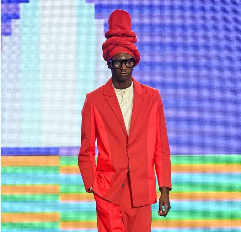 Terno vermelho com turbante alto na passarela da Labrum.
