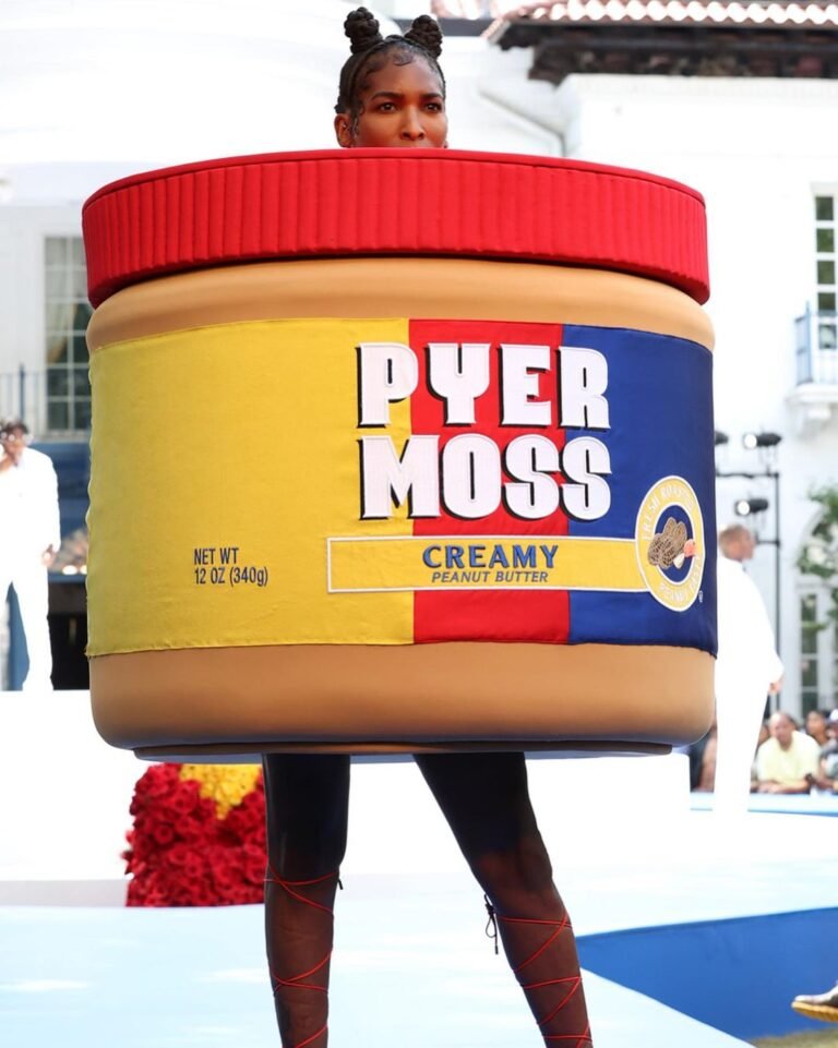 Look da Pyer Moss em forma de um grande pote de pasta de amendoim.