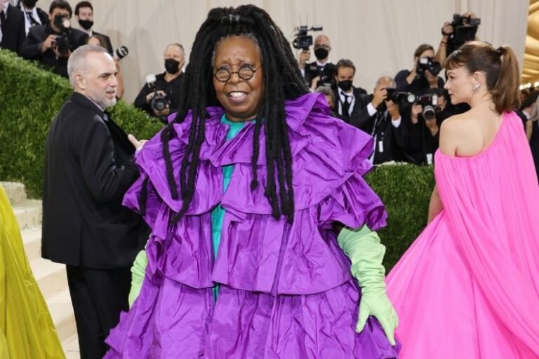 Whoopi Goldberg com look roxo e luvas verdes no Met Gala 2021.