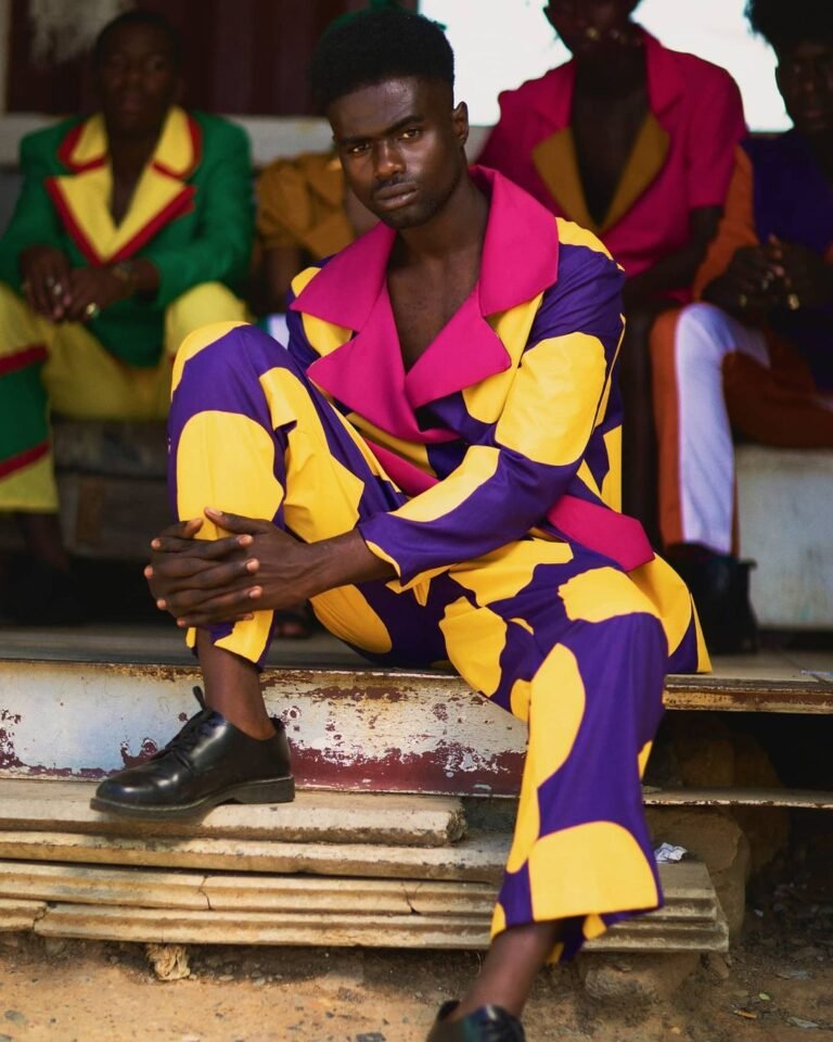 Look de La Sape com estampa geométrica em amarelo, azul e roxo.