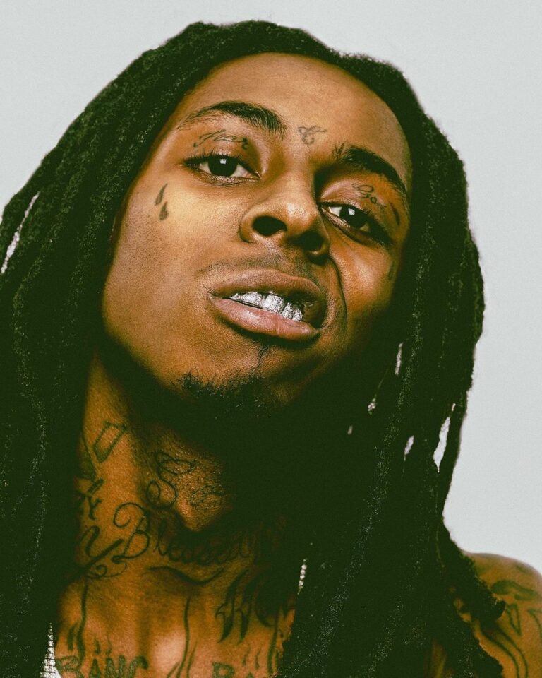 Retrato com dreadlocks e grillz nos dentes inferiores.