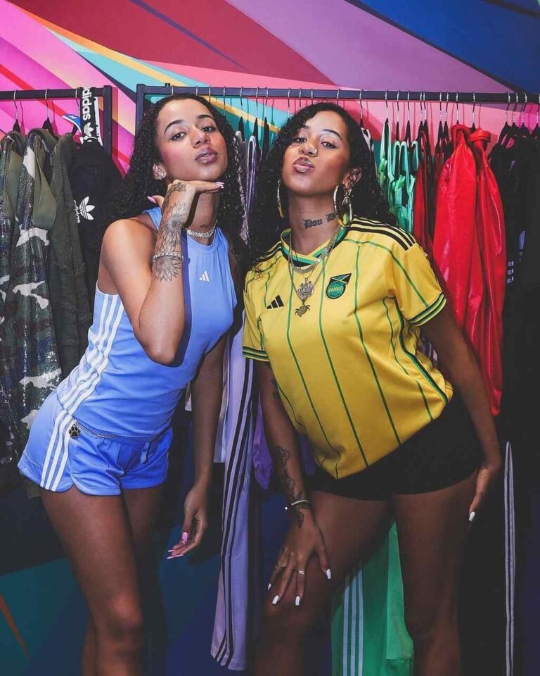 Tasha e Tracie com camisetas de futebol azul e amarela em uma loja de roupas.