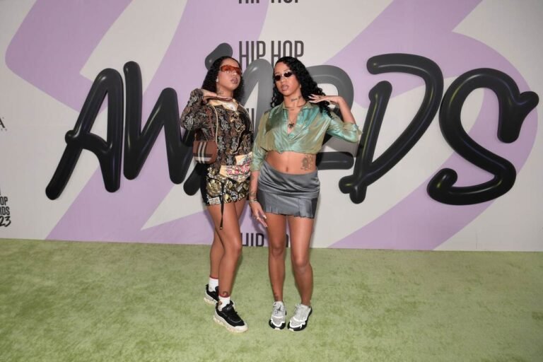 Tasha e Tracie com seus looks no tapete do BET Hip Hop Awards.