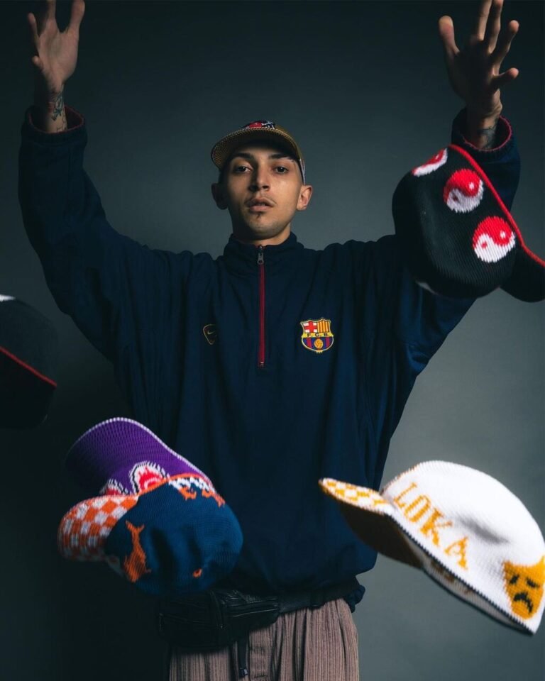 Bonés de crochê com escudos de futebol apresentados em uma fotografia de moda.