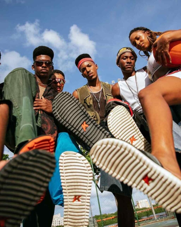 Grupo apresenta as solas de sandálias Kenner em uma fotografia vista de baixo.