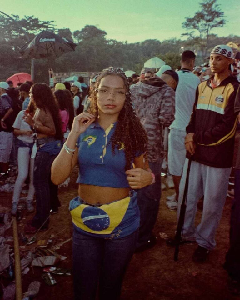 Top com a bandeira do Brasil combinado com camiseta azul em um encontro ao ar livre.