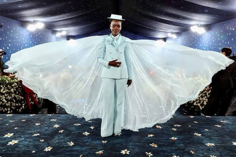 Conjunto branco com chapéu e uma cauda longa e bordada no Met Gala 2025.