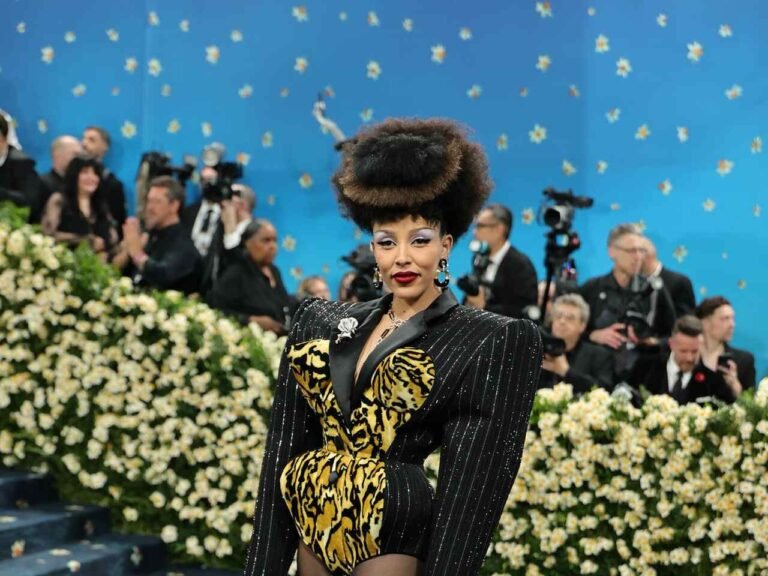 Doja Cat com estampa felina, gola branca e ombros estruturados no Met Gala 2025.